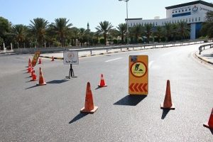 تواصل أعمال طلاء الأرصفة والخطوط المرورية بطرابلس المركز