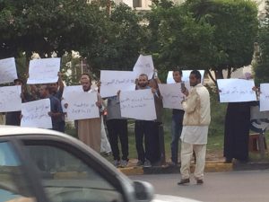 بالصور .. عدد من المواطنين يتظاهرون للمطالبة بإسقاط الصديق الكبير