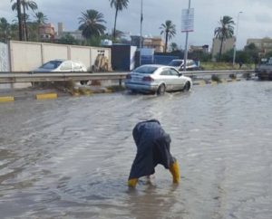 بالصور .. غرق شوارع العاصمة وشركة المياه والصرف الصحي تُحمّل المواطن المسؤولية