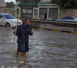 بالصور .. غرق شوارع العاصمة وشركة المياه والصرف الصحي تُحمّل المواطن المسؤولية