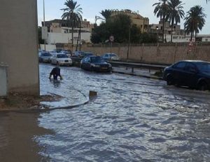 بالصور .. غرق شوارع العاصمة وشركة المياه والصرف الصحي تُحمّل المواطن المسؤولية