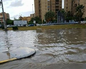 بالصور .. غرق شوارع العاصمة وشركة المياه والصرف الصحي تُحمّل المواطن المسؤولية