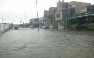 بالصور .. غرق شوارع العاصمة وشركة المياه والصرف الصحي تُحمّل المواطن المسؤولية