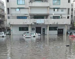 بالصور .. غرق شوارع العاصمة وشركة المياه والصرف الصحي تُحمّل المواطن المسؤولية