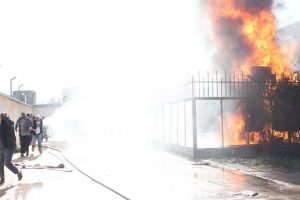 نشوب حريق كبير بمحطة كهرباء بمنطقة السبعة بطرابلس