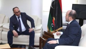 عضو المجلس الرئاسي يناقش مع وزير الاقتصاد توفير السلع الأساسية للمواطنين