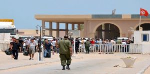 طريق الكنز بين حكومتين ومواطن يطلب الأذن لمرور سيارة الأسعاف