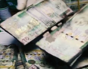 "مركزي البيضاء" ينشر فيديو يوثق تضرر المبالغ التي كانت موجودة بمقره ببنغازي بمياه المجاري