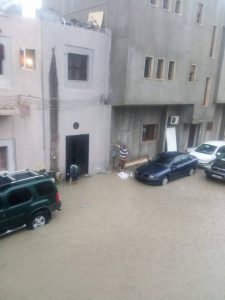 مدينة طرابلس تغرق بعد ساعتين من هطول الأمطار والحكومة نائمة