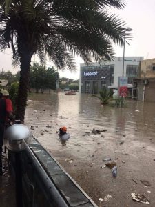 مدينة طرابلس تغرق بعد ساعتين من هطول الأمطار والحكومة نائمة