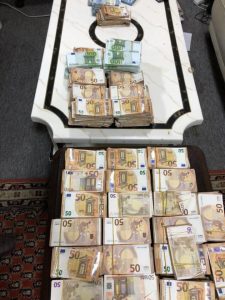 ضبط حقيبة بداخلها 100 ألف يورو بمطار معيتيقة كانت معدة للتهريب لتركيا