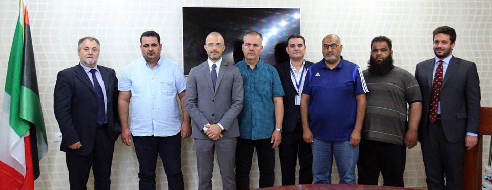 السفارة الإيطالية بليبيا تسلم شركة الخدمات العامة طرابلس ثماني سيارات لنقل القمامة