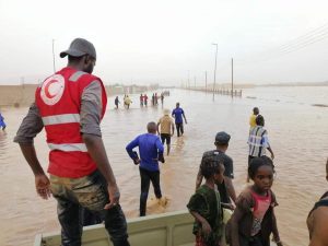 الخطوط الأفريقية تفرغ حمولتها من الإغاثة بعد هبوطها في مطار غات اليوم
