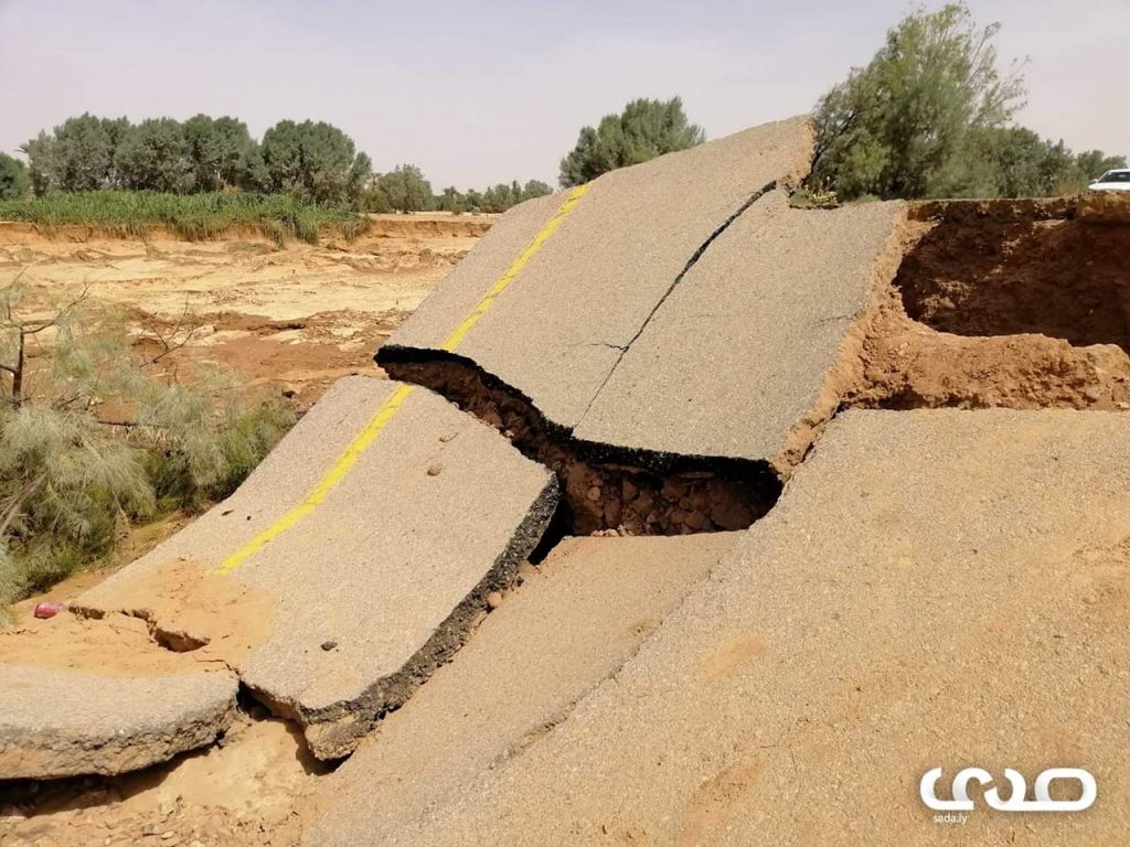 فيضانات غات تجرف جزءاً من الطريق التي تربط ليبيا بالجزائر