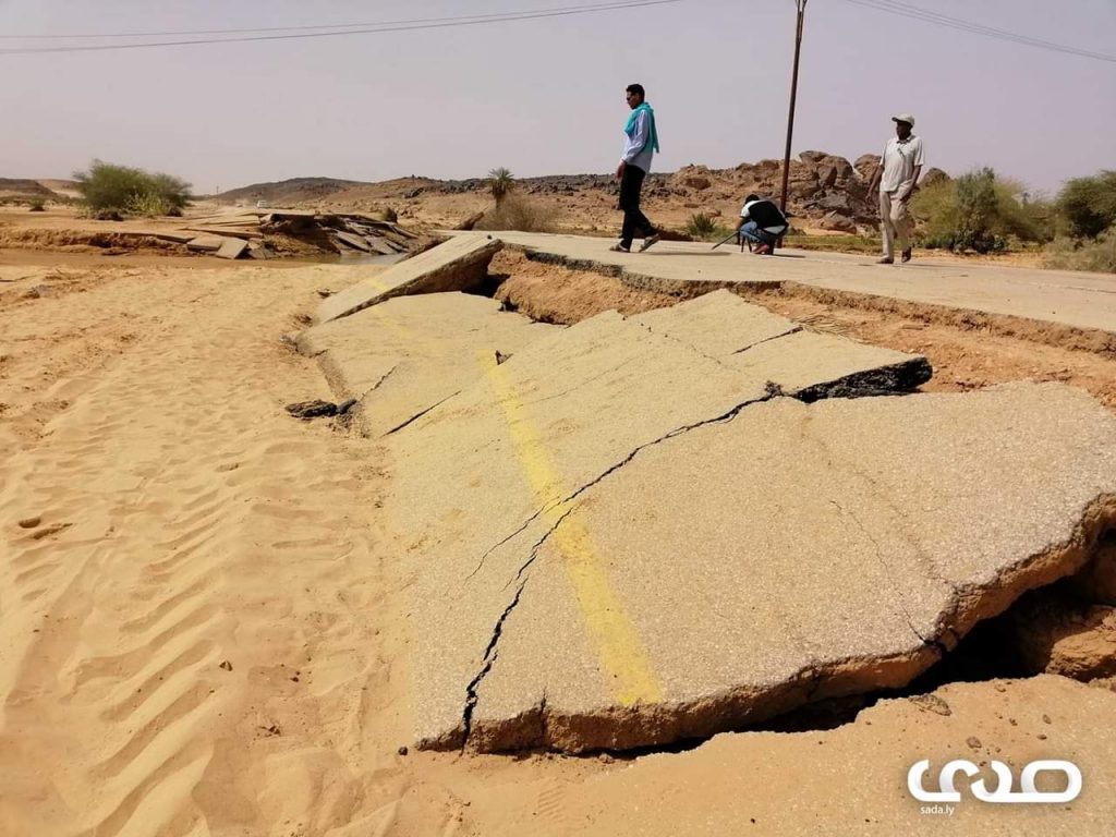 فيضانات غات تجرف جزءاً من الطريق التي تربط ليبيا بالجزائر
