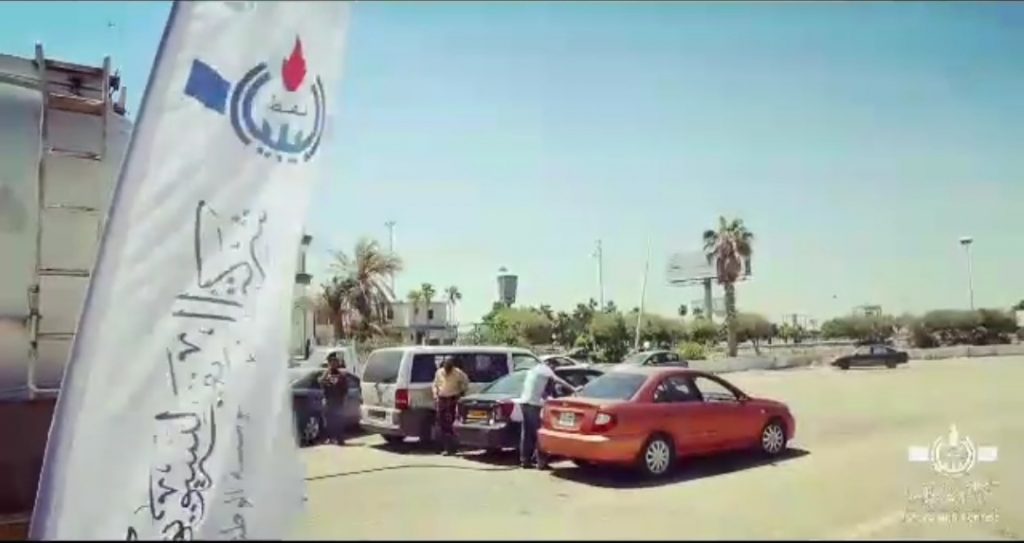 بن كورة في زيارة تفقدية إلى محطات الوقود المتحركة ويؤكد استمرار عمليات التزويد حتى تنتهي الأزمة
