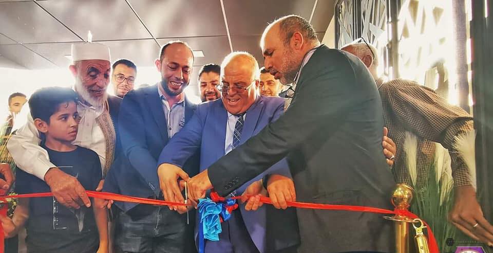 بدون ترخيص وبمباركة مسؤولي الدولة .. "القصب" يفتتح مركزاً طبياً في الزاوية