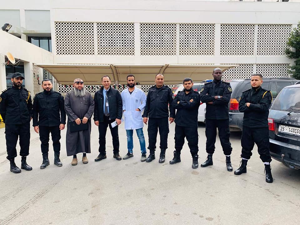الحرس البلدي يقفل مقهى مستشفى طرابلس الجامعي
