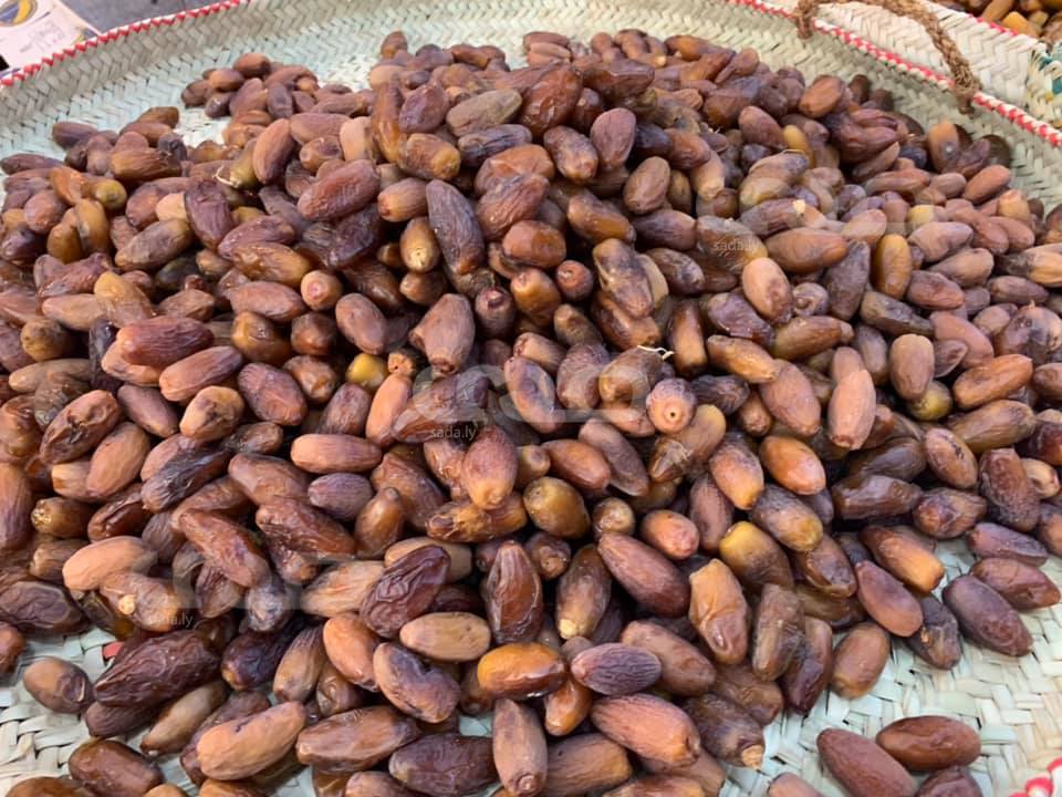 رغم صوت البارود .. "طرابلس" تتنفس وتحتفي بالتمور و منتجاتها