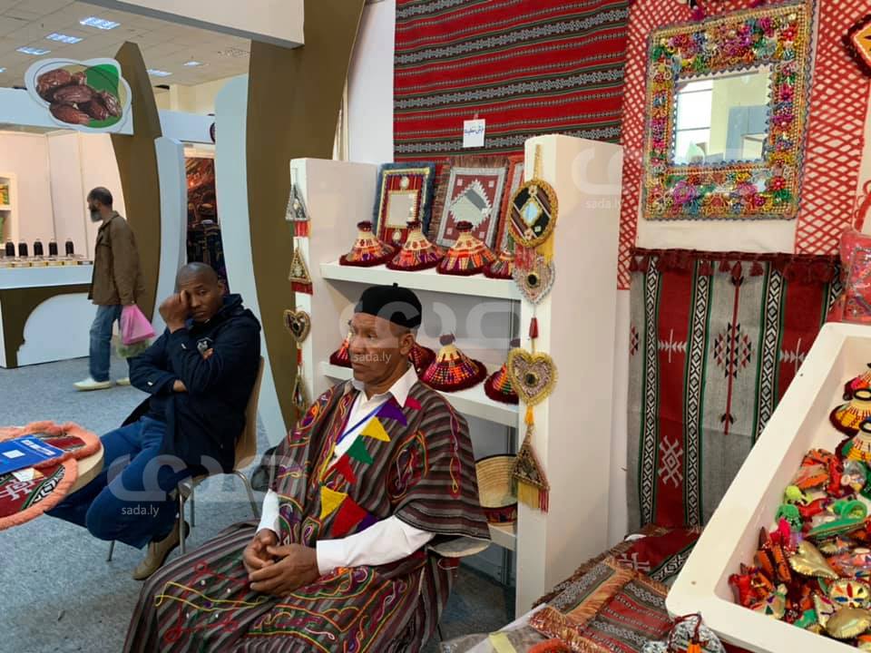 رغم صوت البارود .. "طرابلس" تتنفس وتحتفي بالتمور و منتجاتها