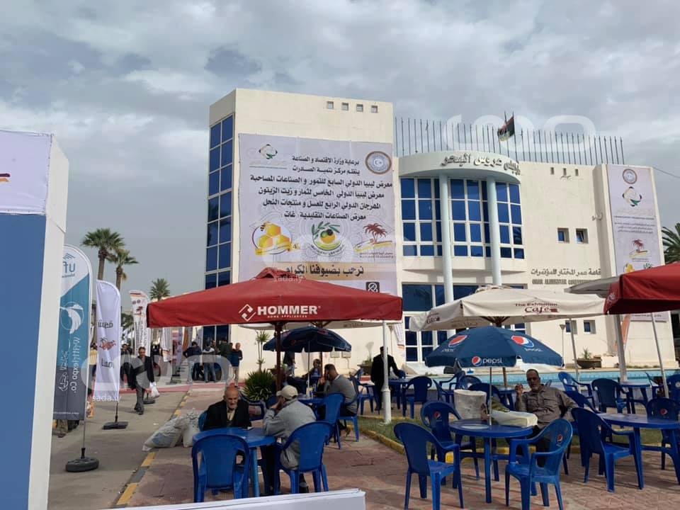 رغم صوت البارود .. "طرابلس" تتنفس وتحتفي بالتمور و منتجاتها
