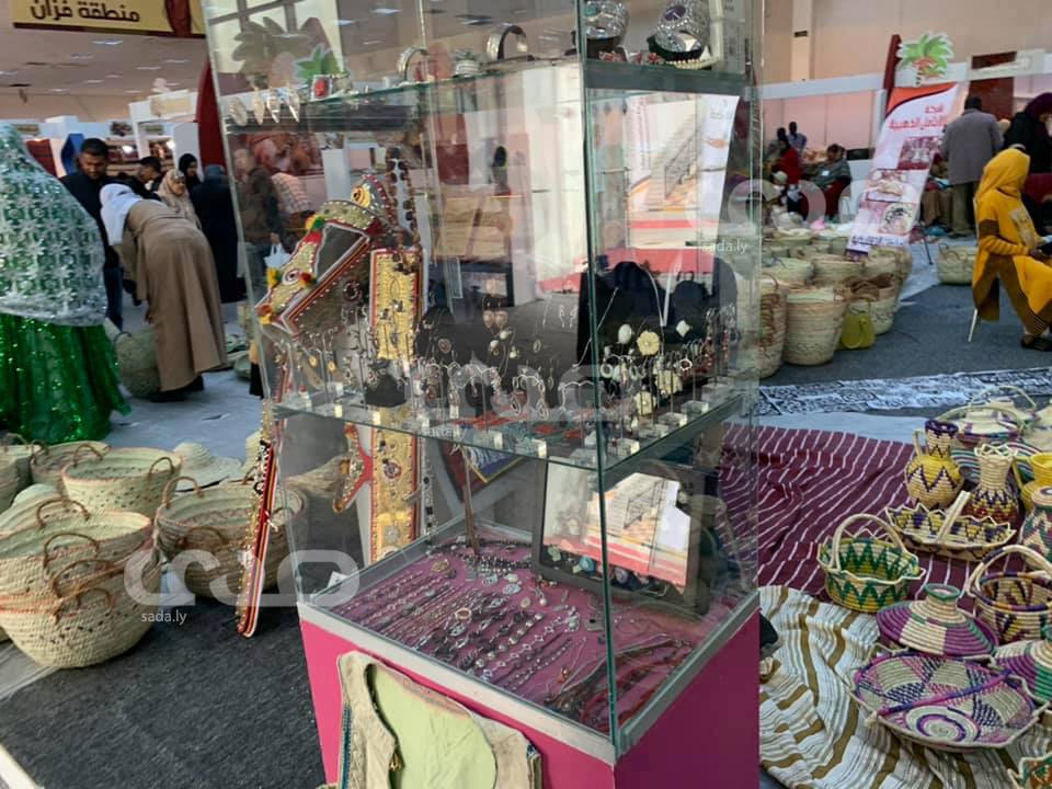 رغم صوت البارود .. "طرابلس" تتنفس وتحتفي بالتمور و منتجاتها