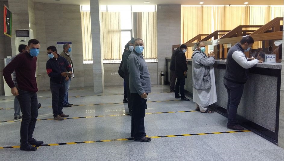بالصور .. مصرف الجمهورية فرع أحمد الشريف بمصراتة يبدأ تطبيق التدابير الوقائية من فيروس كورونا