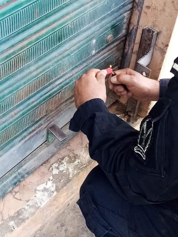 الحرس البلدي يقفل قصابًا بطرابلس بداخله لحومًا متعفنة وعليها ديدان