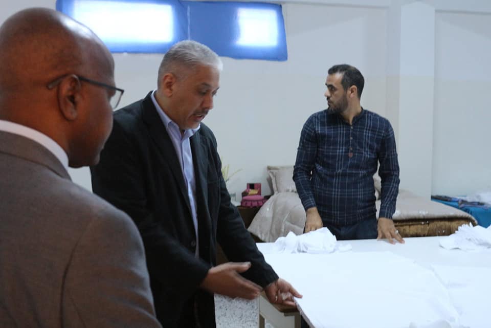 وزير العمل بحكومة الوفاق يفتتح خط إنتاج للملابس الطبية الواقية