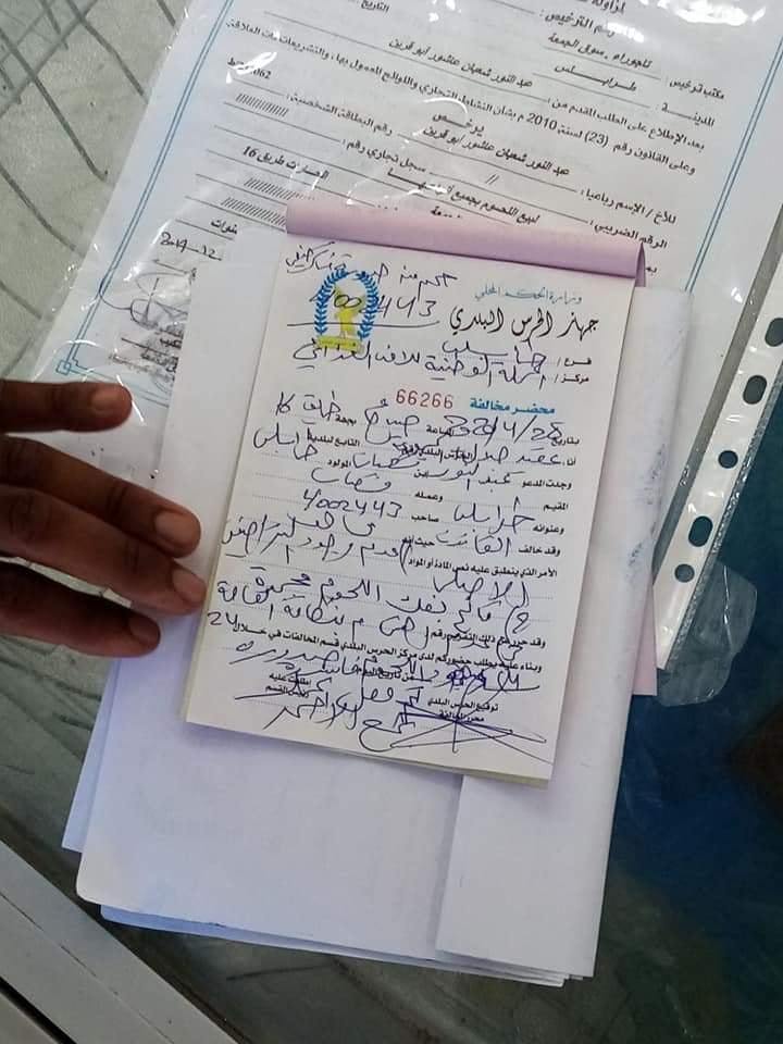 الحرس البلدي يقفل قصابًا بطرابلس بداخله لحومًا متعفنة وعليها ديدان