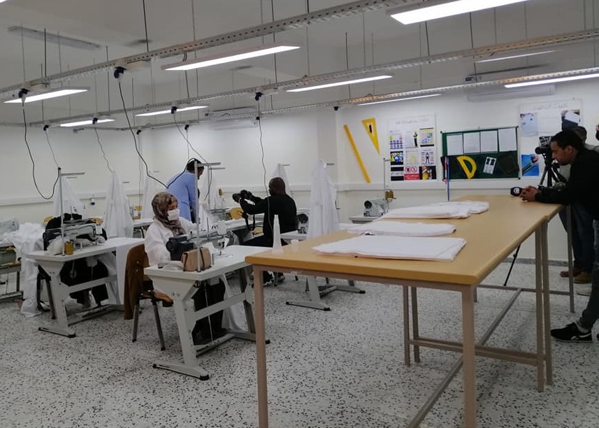 وزير العمل بحكومة الوفاق يفتتح خط إنتاج للملابس الطبية الواقية