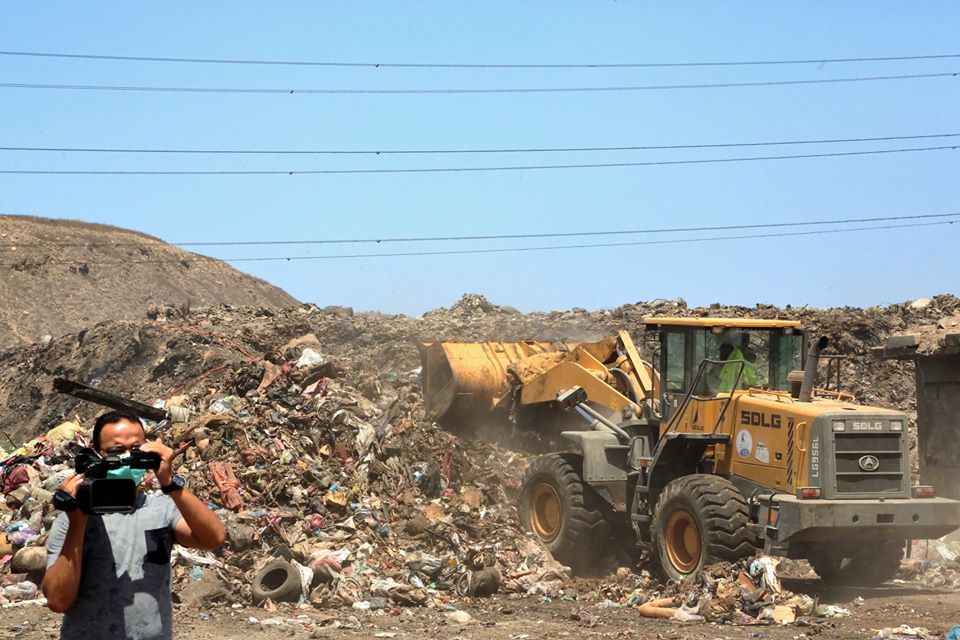 انطلاق أعمال إزاحة مكب القمامة المحاذي لمحطة جنوب طرابلس الغازية