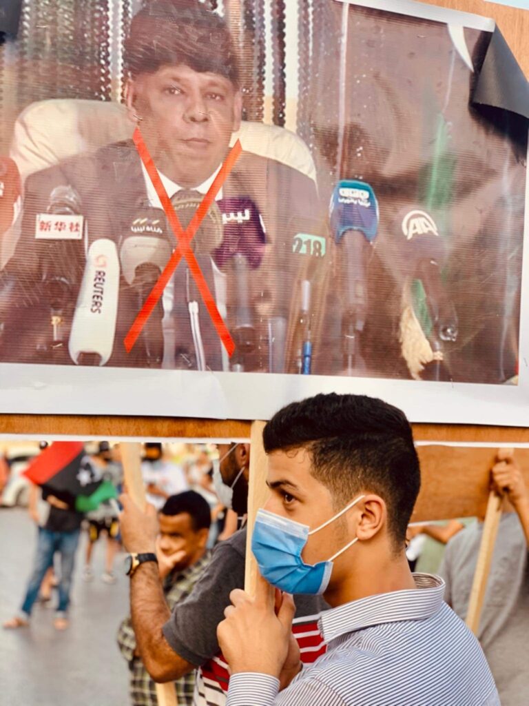 متظاهرون بمدينة مصراتة ضد الفساد يوجهون مطالبهم إلى الأجهزة الرقابية