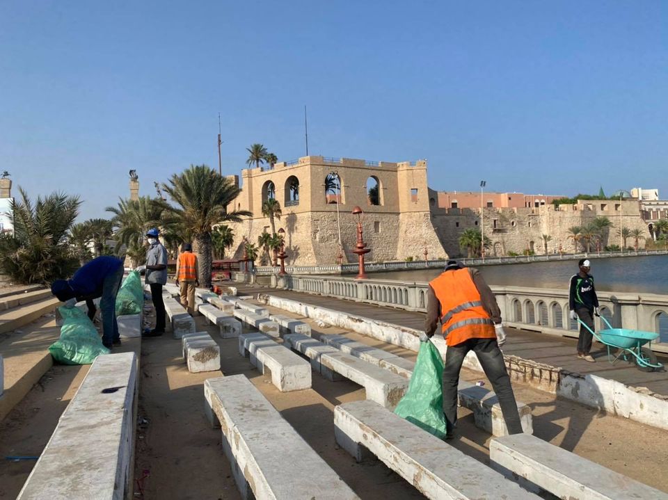 شركة الخدمات العامة طرابلس تواصل أعمال تنظيف الشوارع والطرق الرئيسية والفرعية بالعاصمة