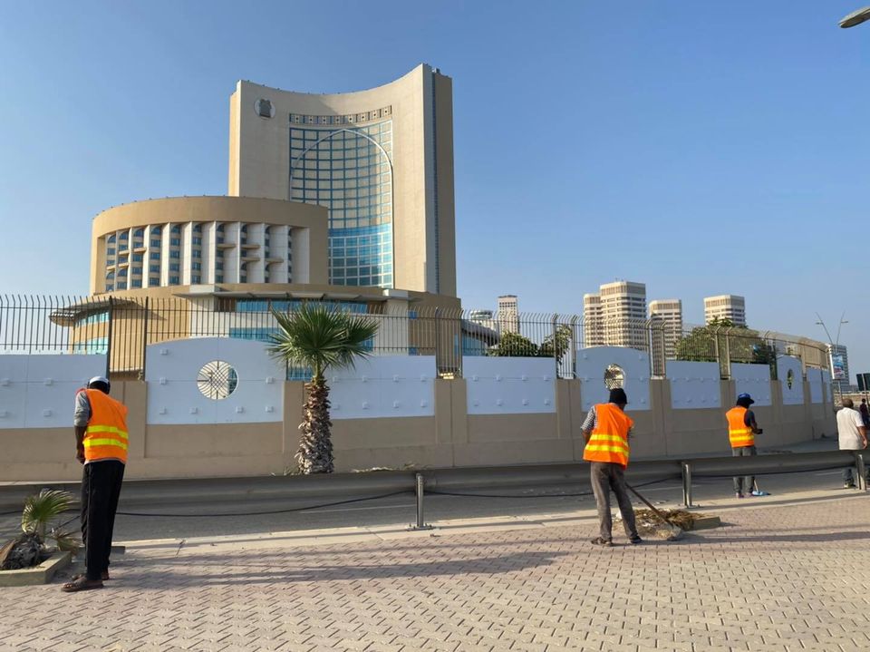 شركة الخدمات العامة طرابلس تواصل أعمال تنظيف الشوارع والطرق الرئيسية والفرعية بالعاصمة