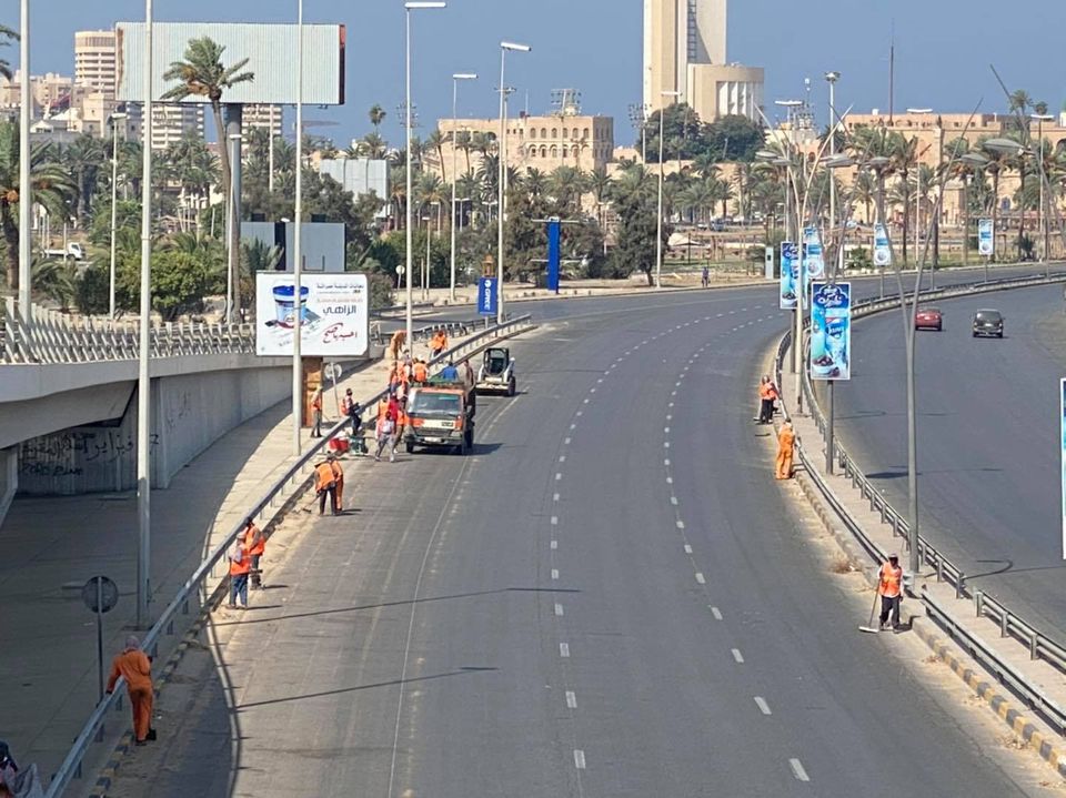 شركة الخدمات العامة طرابلس تواصل أعمال تنظيف الشوارع والطرق الرئيسية والفرعية بالعاصمة