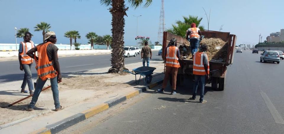 شركة الخدمات العامة طرابلس تواصل أعمال تنظيف الشوارع والطرق الرئيسية والفرعية بالعاصمة
