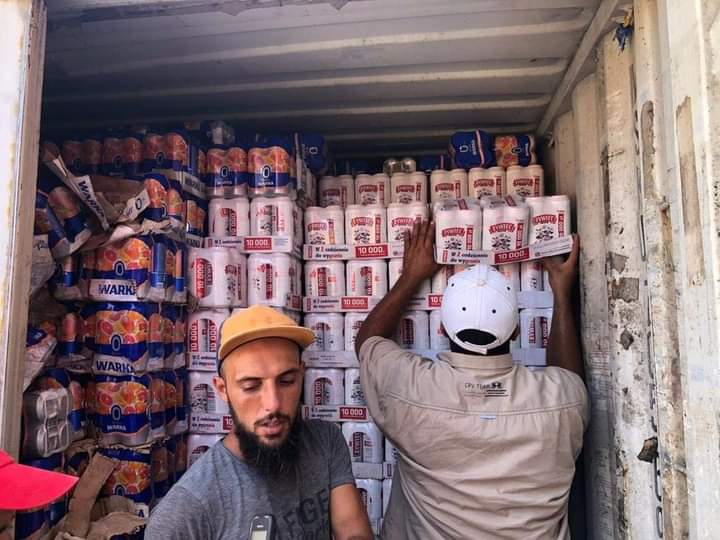 مصلحة الجمارك تضبط أكثر من 35 ألف علبة من المشروبات الكحولية بميناء الخمس البحري
