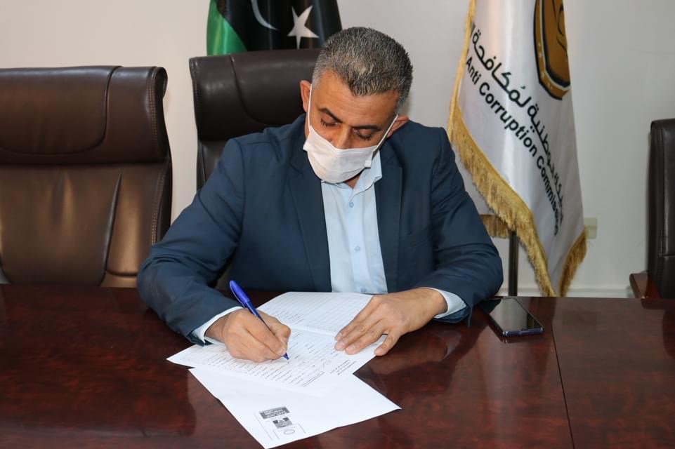 عدد من عمداء البلديات يقدمون إقرار الذمة المالية لهيئة مكافحة الفساد
