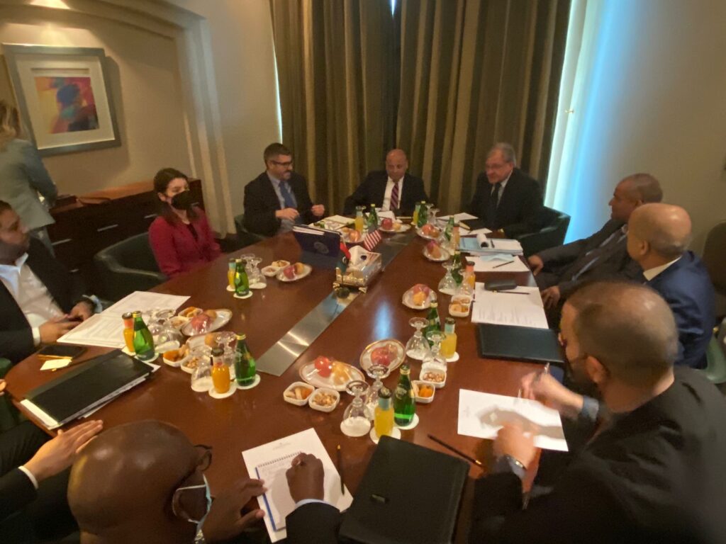 خاص.. وكيل وزارة المالية يؤكد على ضرورة دعم مؤسسة النفط والنآي بها عن أي تجاذبات تعيق إحالة الإيرادات للحساب العام
