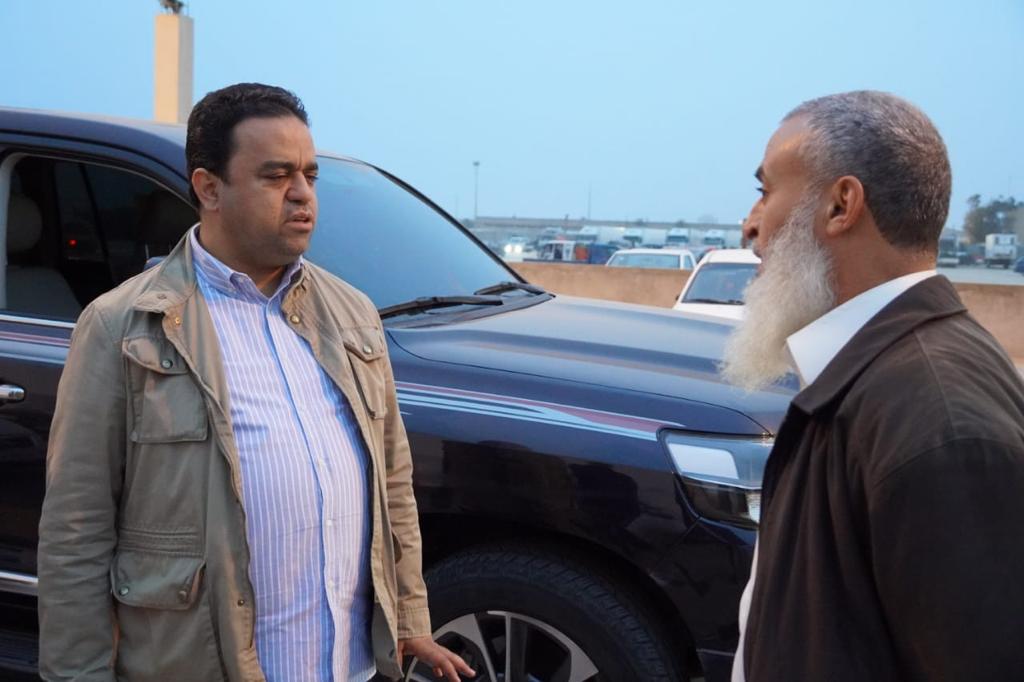 خاص.. وزير الاقتصاد والتجارة المكلف بحكومة الوحدة الوطنية يقوم بجولة تفقدية بالسوق الرئيسي للخضروات والفواكه بجنزور