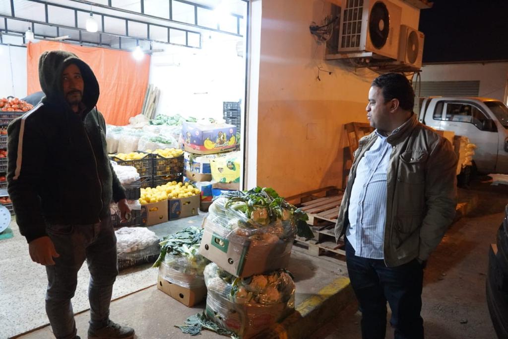 خاص.. وزير الاقتصاد والتجارة المكلف بحكومة الوحدة الوطنية يقوم بجولة تفقدية بالسوق الرئيسي للخضروات والفواكه بجنزور