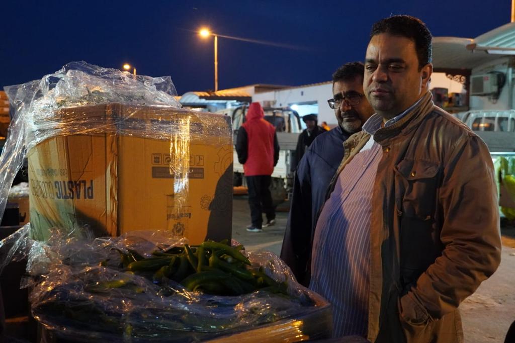 خاص.. وزير الاقتصاد والتجارة المكلف بحكومة الوحدة الوطنية يقوم بجولة تفقدية بالسوق الرئيسي للخضروات والفواكه بجنزور