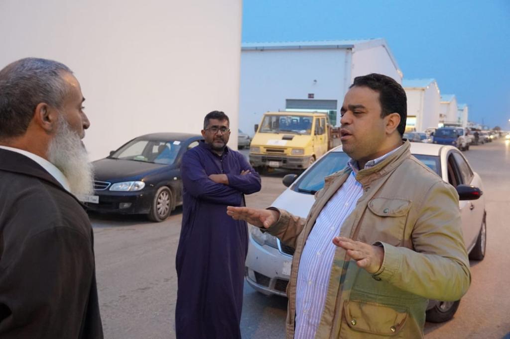 خاص.. وزير الاقتصاد والتجارة المكلف بحكومة الوحدة الوطنية يقوم بجولة تفقدية بالسوق الرئيسي للخضروات والفواكه بجنزور