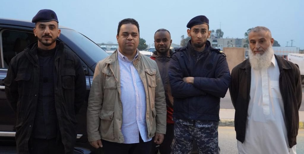 خاص.. وزير الاقتصاد والتجارة المكلف بحكومة الوحدة الوطنية يقوم بجولة تفقدية بالسوق الرئيسي للخضروات والفواكه بجنزور