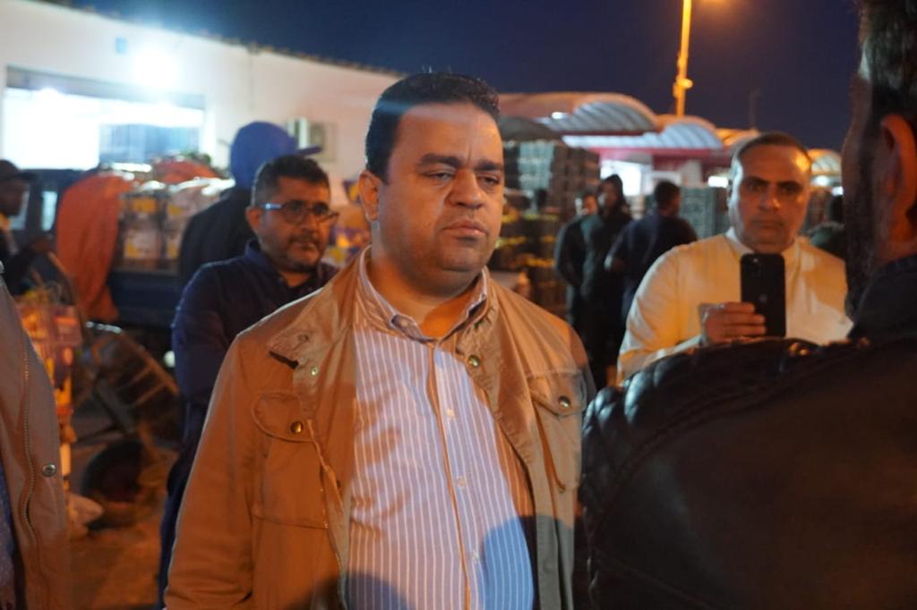 خاص.. وزير الاقتصاد والتجارة المكلف بحكومة الوحدة الوطنية يقوم بجولة تفقدية بالسوق الرئيسي للخضروات والفواكه بجنزور
