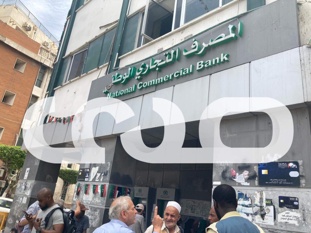 زبائن المصرف التجاري يؤكدون خصم من القيمة المتواجدة بحساباتهم وقفل منظومته .. ويتوجهون لرفع شكاوي