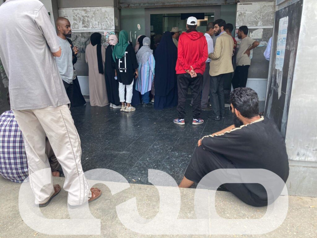 زبائن المصرف التجاري يؤكدون خصم من القيمة المتواجدة بحساباتهم وقفل منظومته .. ويتوجهون لرفع شكاوي