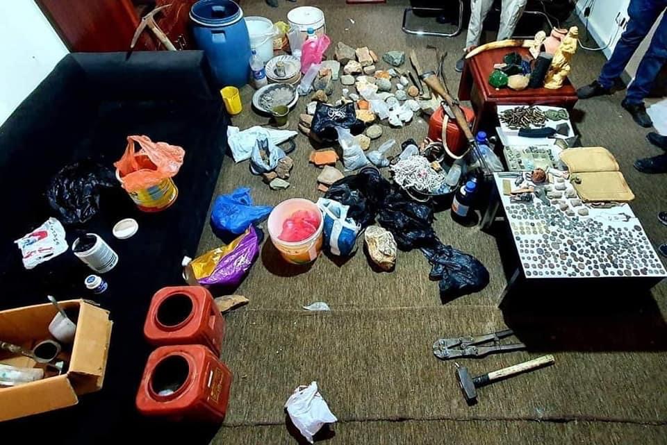 الشرطة السياحية بسوسة تقبض على أستاذ جامعي يمارس التنقيب غير المشروع على الآثار بغرض السرقة