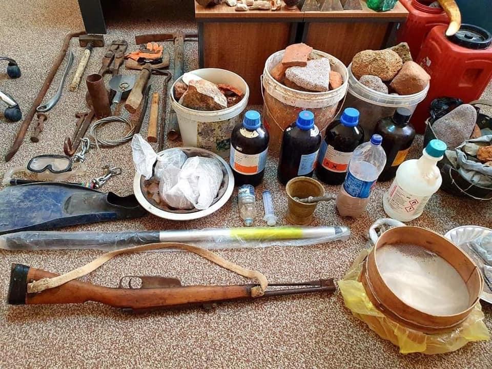 الشرطة السياحية بسوسة تقبض على أستاذ جامعي يمارس التنقيب غير المشروع على الآثار بغرض السرقة